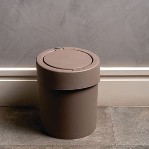 Lixeira Coza plástica click acionamento manual cinza quente ideal para todos os tipos de ambiente 5 litros  - 20 cm de diâmetro por 25,6 cm de altura