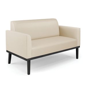 Poltrona Namoradeira Decorativa Isabella Pés Fixo em Madeira Preto PU Bege G19 - Gran Belo