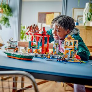 LEGO City - Porto à beira-mar com navio de carga