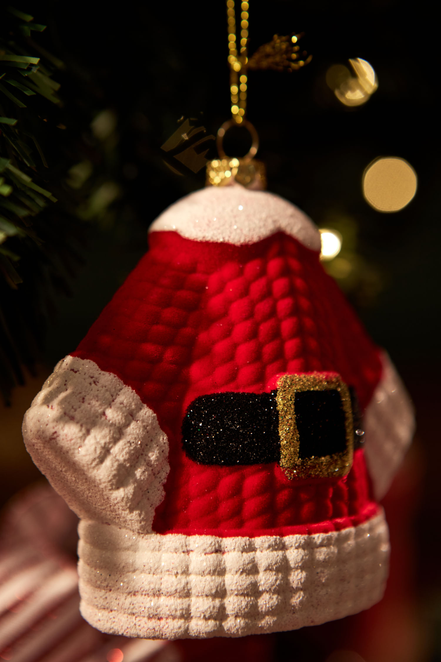 Árvore De Natal Decorada Com Os Grandes Flocos De Neve De Madeira Perto Da  Cama Imagem de Stock - Imagem de tricô, necessidades: 106515825